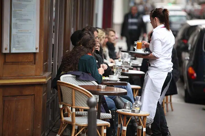 serveur à Paris