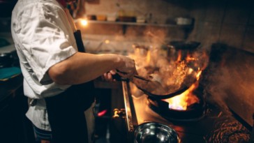 ce tout nouveau restaurant parisien vous plonge au cœur de l'espace pour une expérience inédite