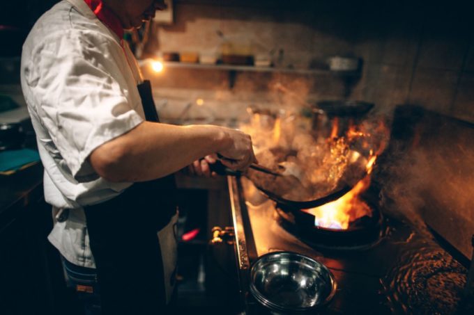 ce tout nouveau restaurant parisien vous plonge au cœur de l'espace pour une expérience inédite