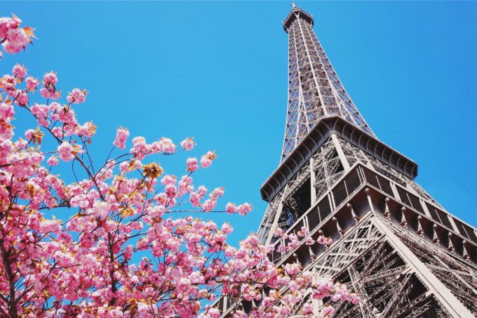 cette célèbre terrasse éphémère japonaise rouvre ses portes juste en face de la tour eiffel !