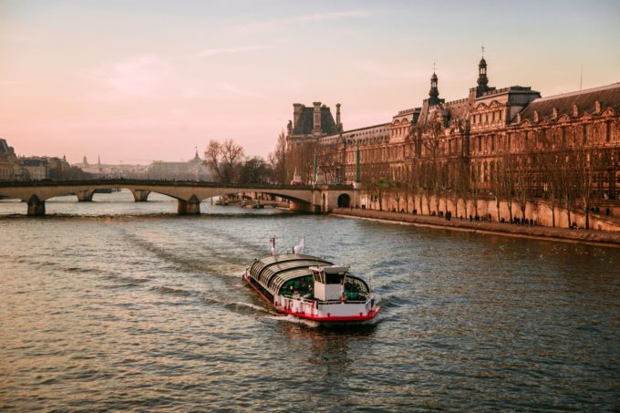 un bateau mouche paris balade repas