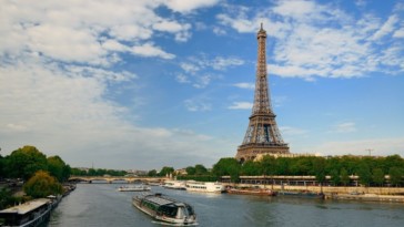 envie de passer un moment en intimité à paris naviguez sur la seine dans cette péniche proposant dîner croisière