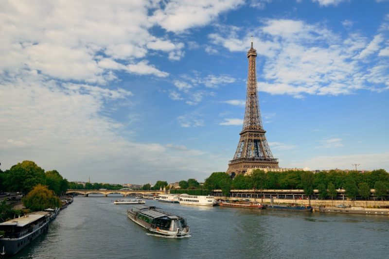 envie de passer un moment en intimité à paris naviguez sur la seine dans cette péniche proposant dîner croisière