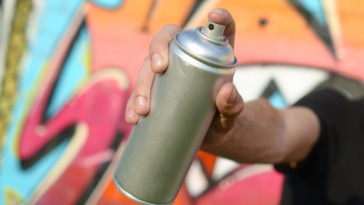 plongez dans l'univers du street art à paris dans une grotte immersive dédiée