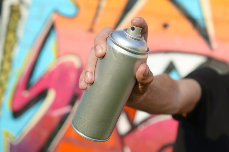 plongez dans l'univers du street art à paris dans une grotte immersive dédiée