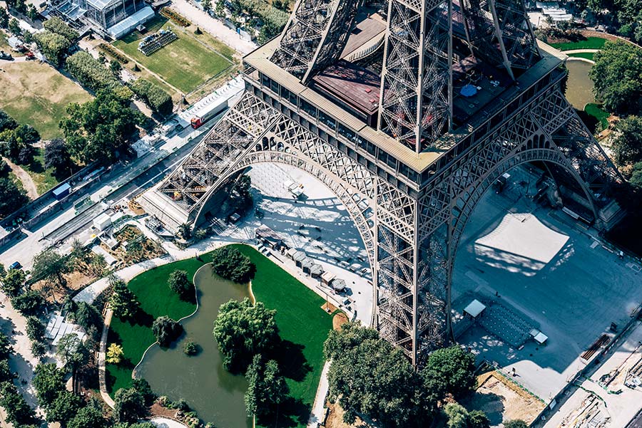 aux pieds de la tour eiffel