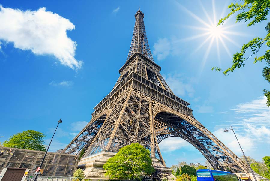 tour eiffel dans les nuages