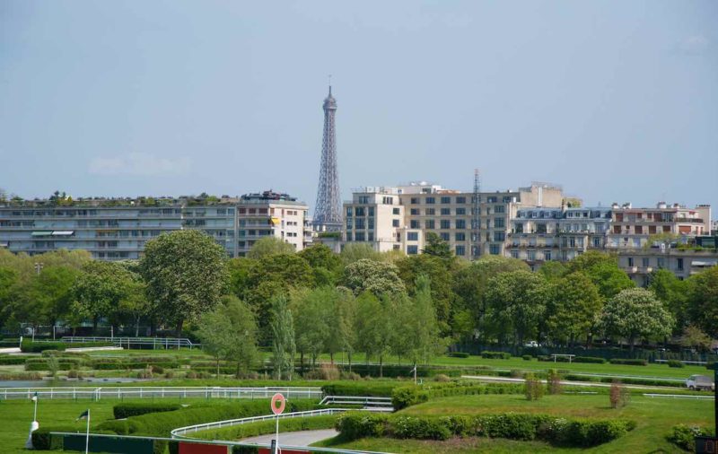 tour eiffel vue depuis l'hippodrome d'auteuil